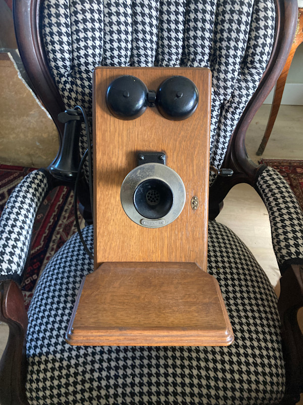 Wall telephone