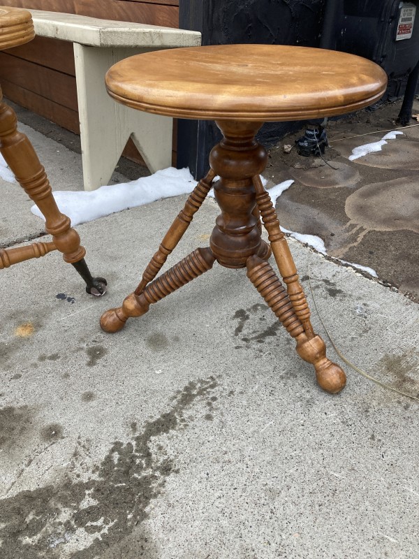 Adjustable organ stool with spool legs