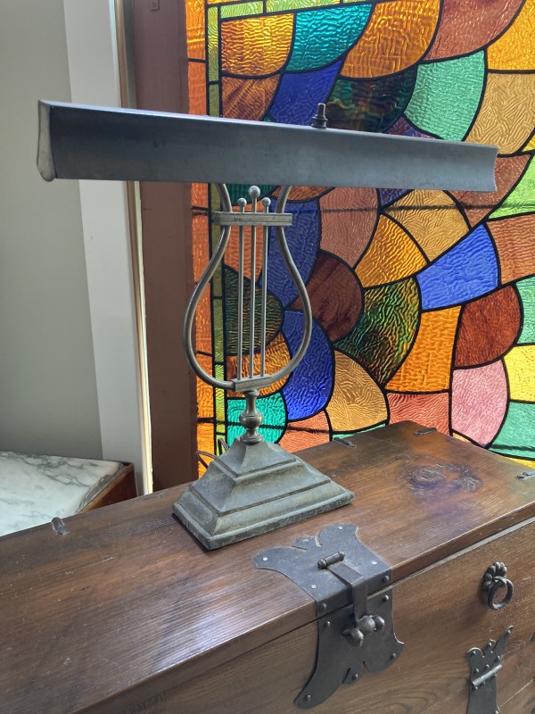 Harp shaped desk lamp