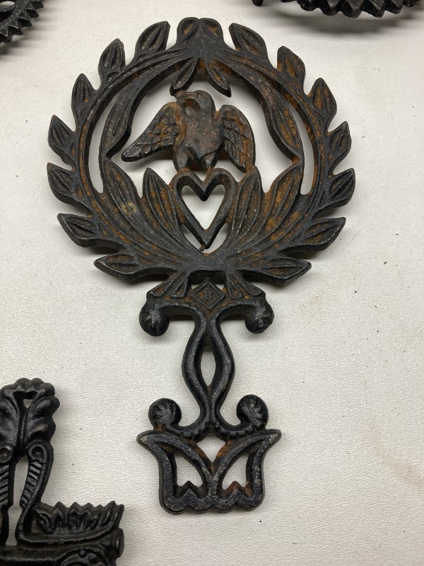 Eagle and wreath trivet