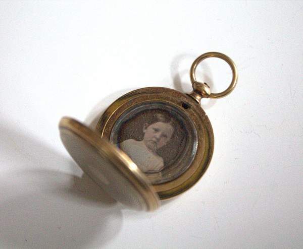 Locket by Unknown, United States, Image 3.