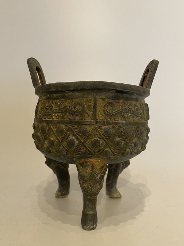 Metal tripod vessel ikebana vase