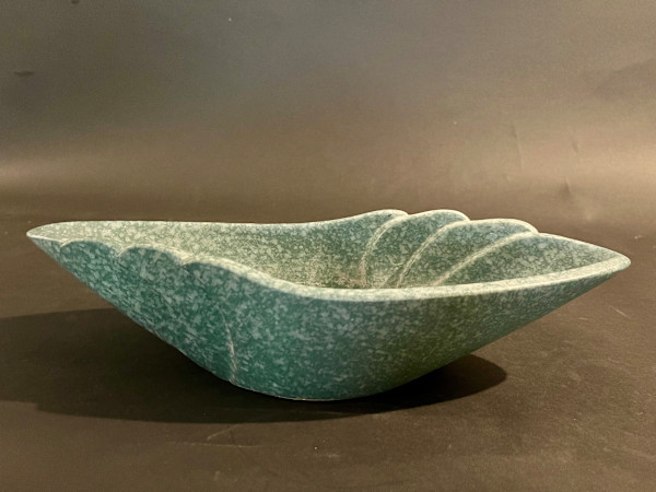 Leaf-shaped ceramic ikebana vase