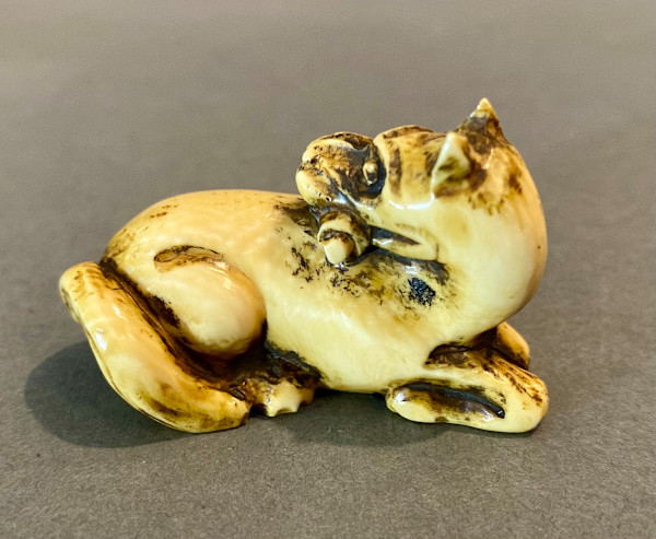 Netsuke - Kneeled horse by Masayuki