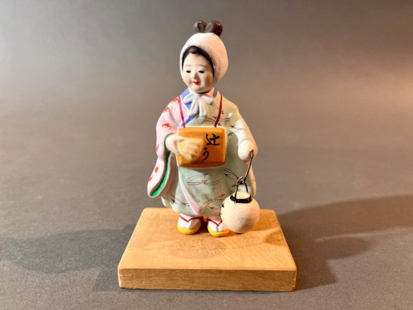 Small ceramic figurine - Woman