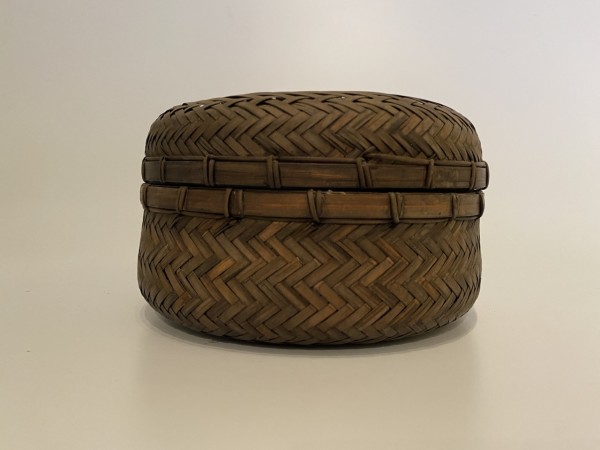 Round ikebana basket with lid