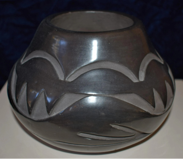 Santa Clara "Avanu Design" Black Carved Jar by Pula Gutierrez 1960