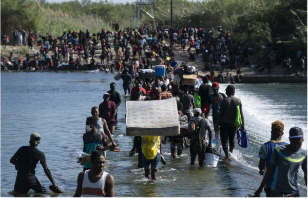 Migrants, mostly Haitians, cross back and forth on the Rio Grande to Ciudad Acuña, México and Del Rio, Texas by Verónica G. Cárdenas