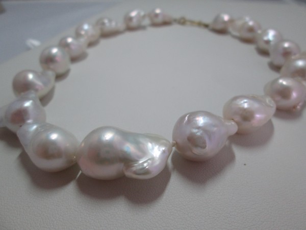 CFW Graduated 'Fireball' Pearl Necklace with 18 ct Gold Handmade Clasp by Hollis Bauer
