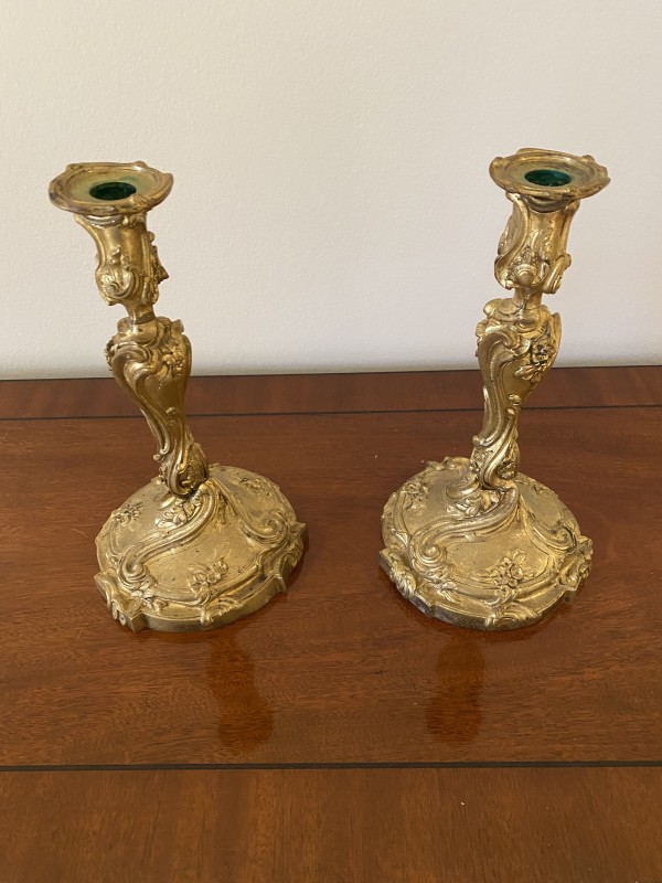 Pair Of Louis XV Rocaille Style candlesticks in finely chiseled gilt bronze decorated with scrolls, scrolls and flowers.