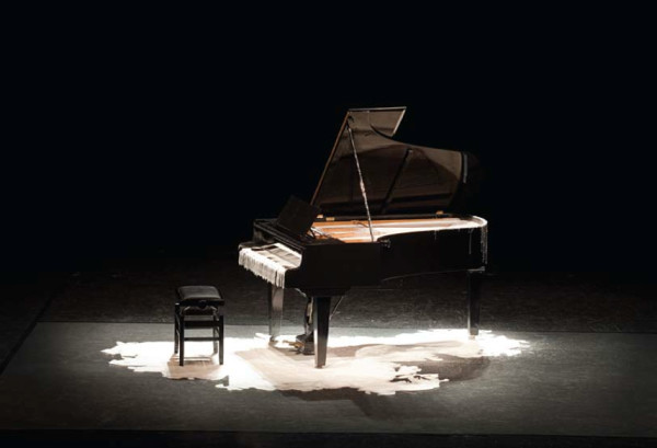 Metade da fala no chão - Piano surdo by Tatiana Blass
