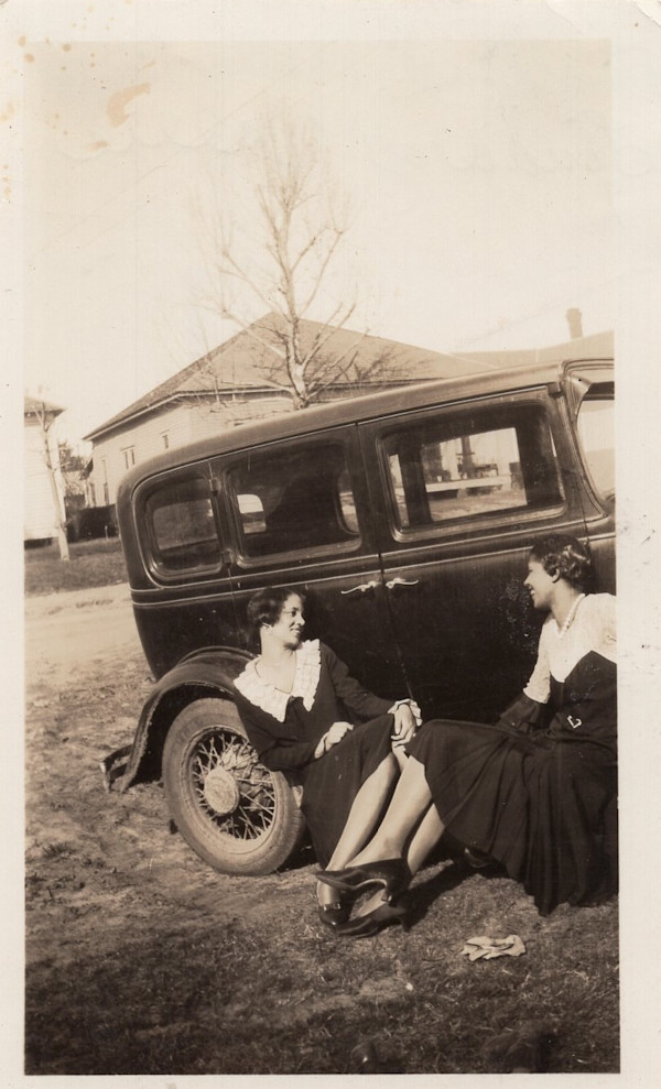 Linda & Vallie by Unknown