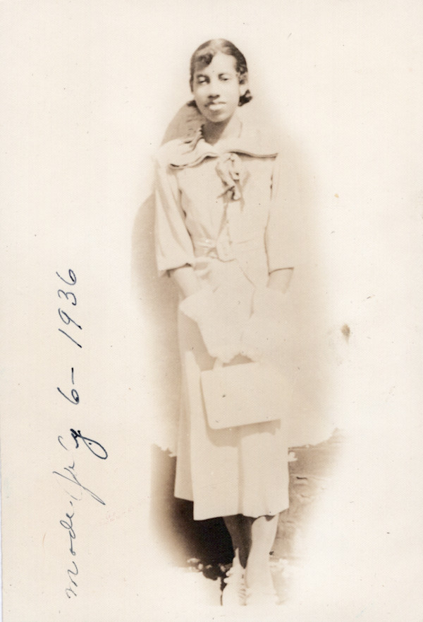 Mode (well-dressed young woman) by Unknown