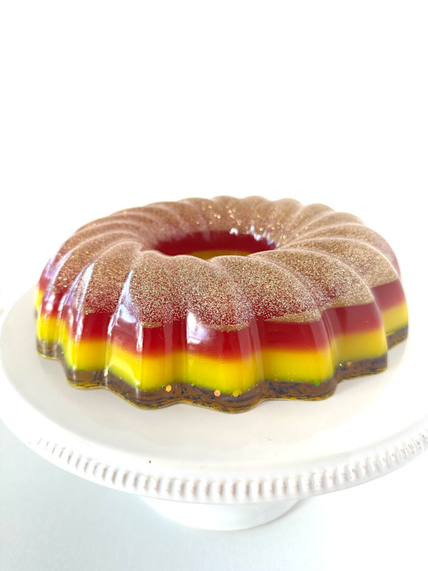 Large Bundt 2 by Shiri Phillips