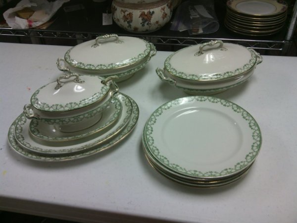 Set of 15 Table Service with Green Realia Pattern