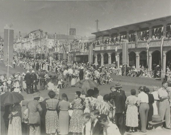welcoming crowds, Durham and William Streets, Bathurst by Frederick Smith