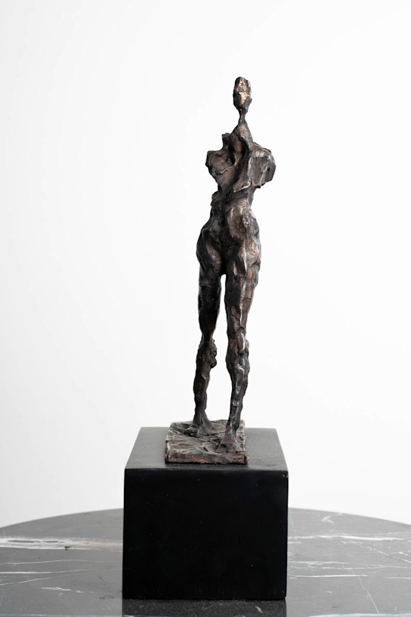 Caminante (figura femenina) by Roberto Cortazar