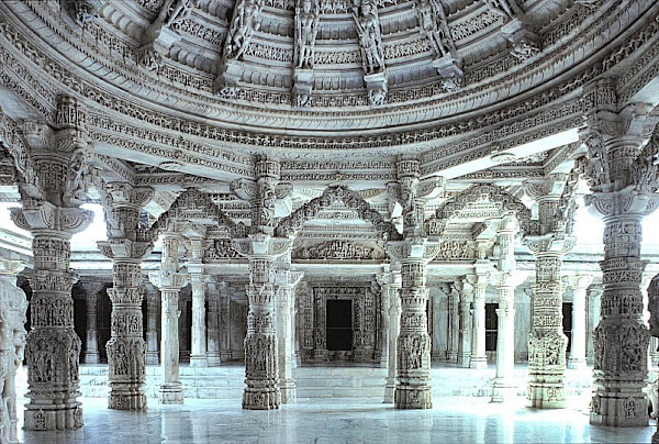 Vimala Vasahi, Interior hall with Carved Pillars and Ceiling by Luna Vasahi, Mount Abu, Rajasthan