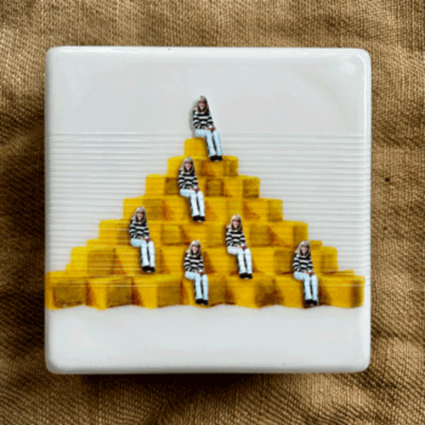 Pyramide by Sussi Hodel