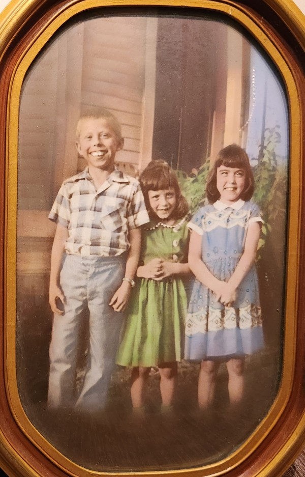 Sibling children in 1940s