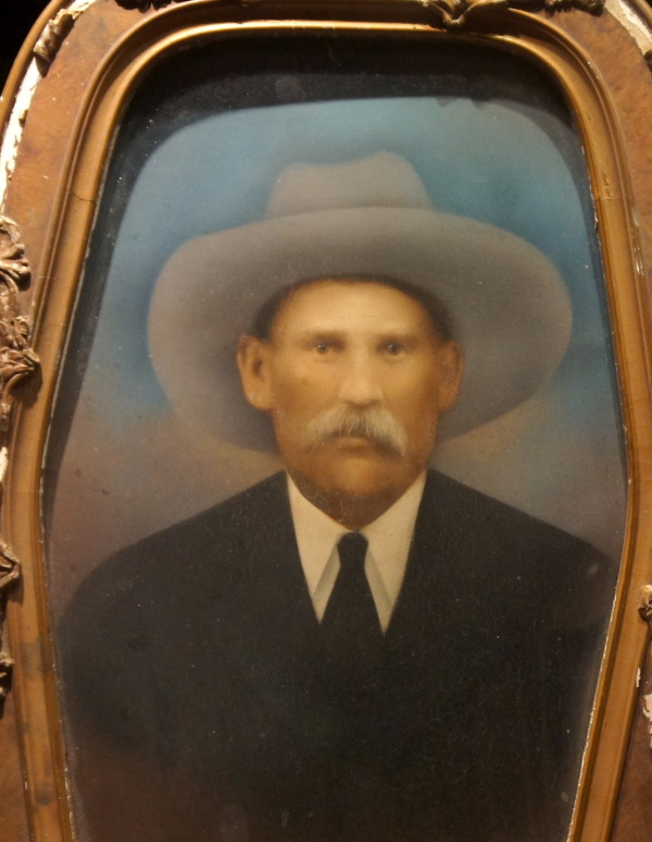 Well dressed man with western hat