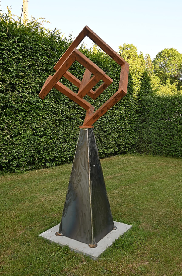 Cube en équilibre sur socle / Schwebender kubus auf sockel by Jos Kohl