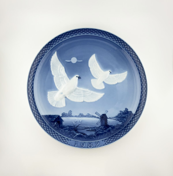 HUTCHENREUTHER Limited Edition Collectors plate "Jahresteller 1982" by Hans Achtziger