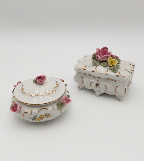 DRESDEN Capodimonte  Porcelain Lidded Powder Jar & Trinket Box  w/ Attached Flowers