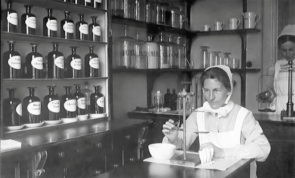 Balansakt i apoteket by Okänd fotograf