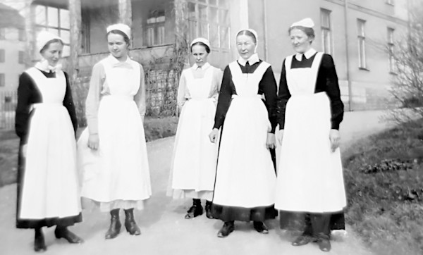 Systrar i parken by Okänd fotograf