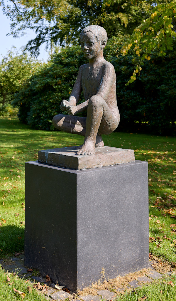 Knælende dreng by Hanne Varming
