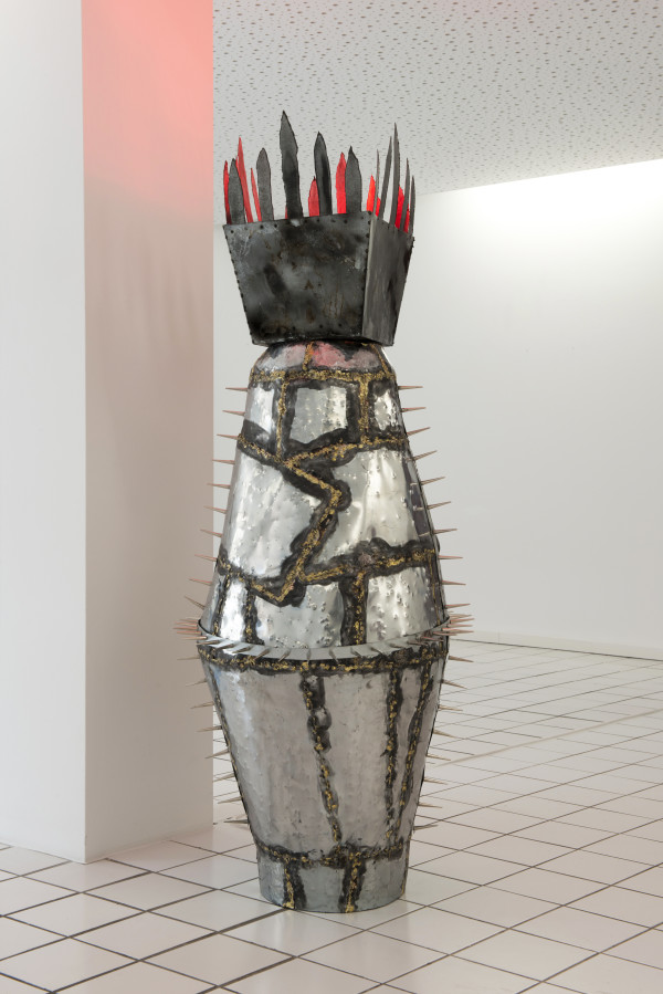 Schreckbild toxischer Männlichkeit / Brünhild aus der Serie „Sculptures of Social Gender“ by Desirée Eppele