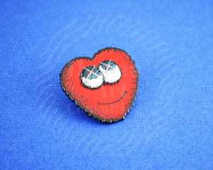 KAWS 愛心紀念胸針