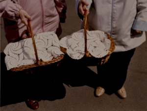 Swienconka:2 women-pink&white coats w/baskets