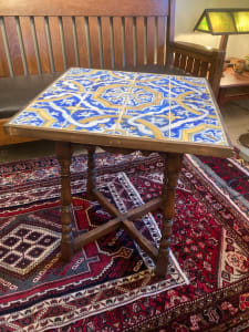 Tile top lamp table