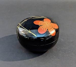 Small round box with lid
