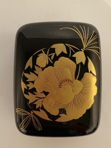 Small box with peony