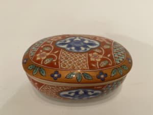 Oval trinket box with lid