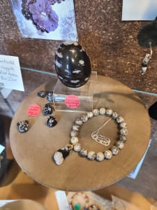 Gray picture agate and snowflake obsidian stretch bracelet