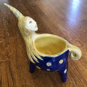 Lady bowl of flowers and abundance