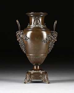 A NEOCLASSICAL BRONZE URN, PROBABLY FRENCH, CIRCA 1810