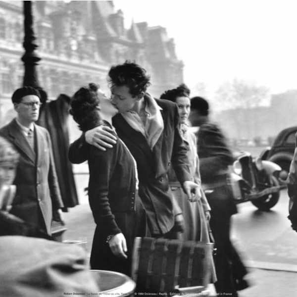 Le Baiser de l'Hotel de Villa, Paris by Robert Doisneau, Image 1.