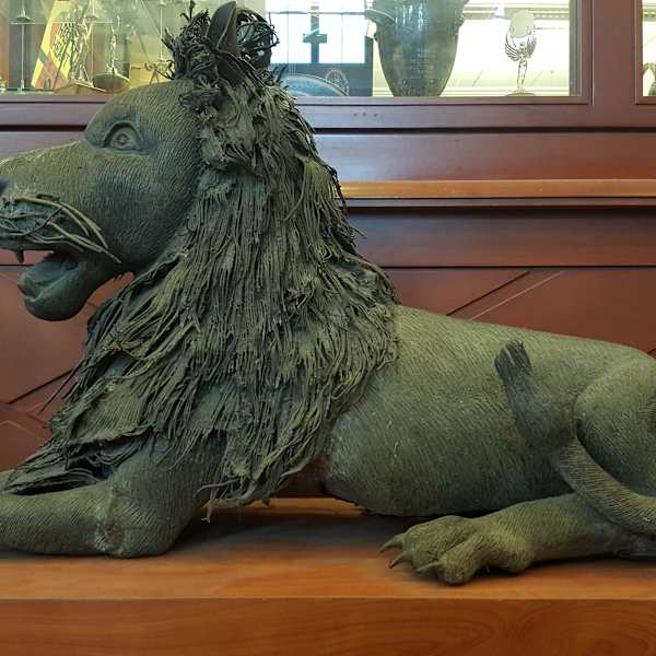 Two bronze lions by Cameroon, Image 3.