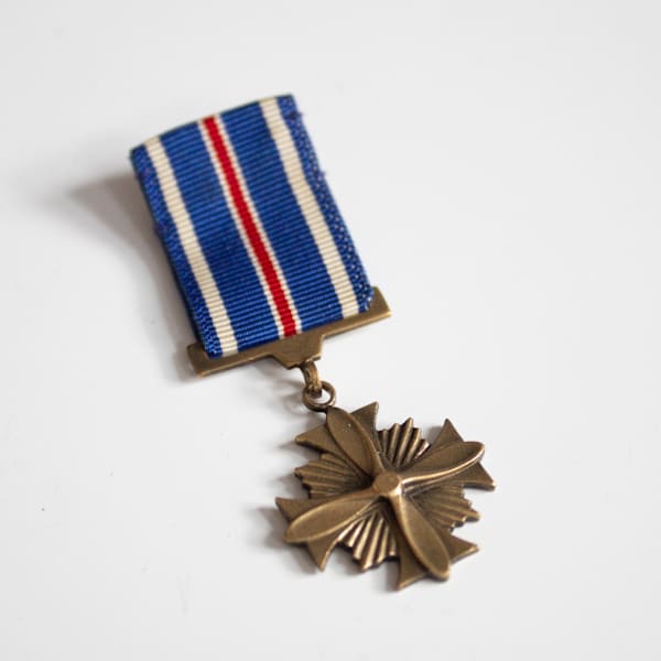 Miniature Distinguished Flying Cross by Gemsco, Image 1.