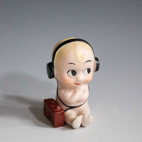 Kewpie with Radio by Goebel, Image 2.
