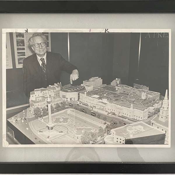 Robert Venturi with model of his design for the proposed extension for the National Gallery by Srdja Djukanovic, Image 2.