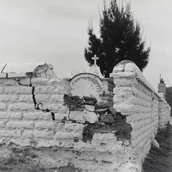 Barda de Pantéon (Cemetery Wall) by Manuel Alvarez-Bravo, Image 2.