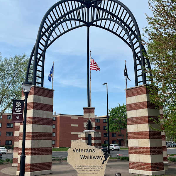 Veterans Memorial Monument by Elmer Peterson, Image 1.