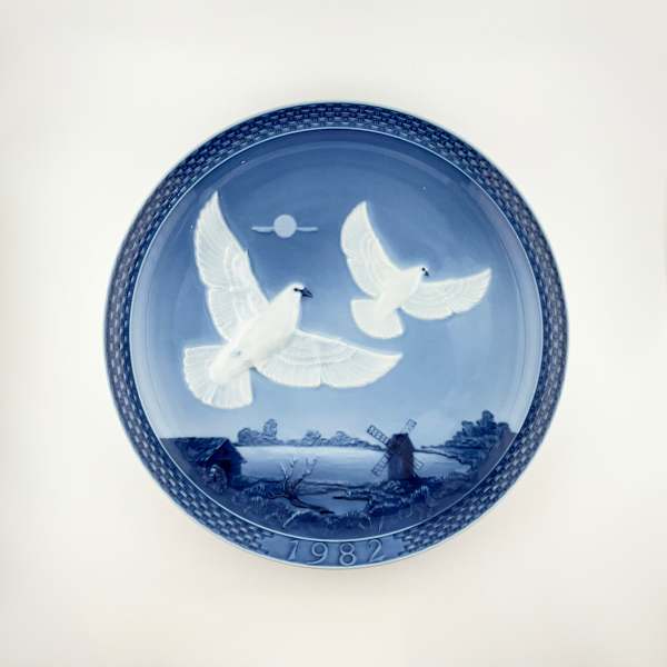 HUTCHENREUTHER Limited Edition Collectors plate "Jahresteller 1982" by Hans Achtziger, Image 3.