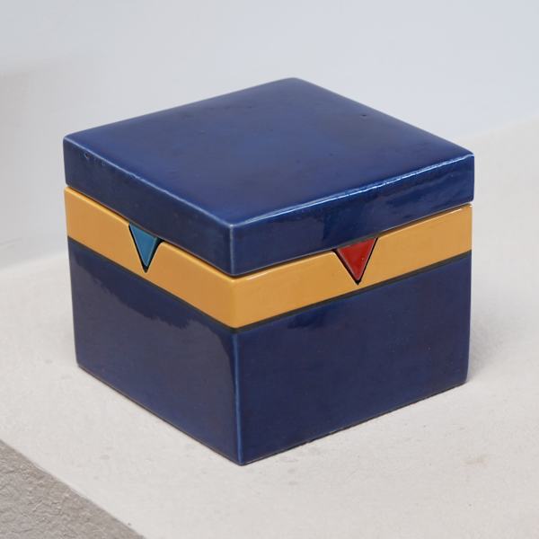 Box with lid by Beverly Magennis, Image 1.
